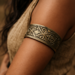 Bracelet haut de bras : signification, symboles (protection, force) et origines culturelles