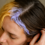Cheveux jaunes après décoloration : causes et solutions pour neutraliser les reflets
