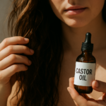 Huile de ricin pour les cheveux : avis, bénéfices (pousse, nutrition) et précautions